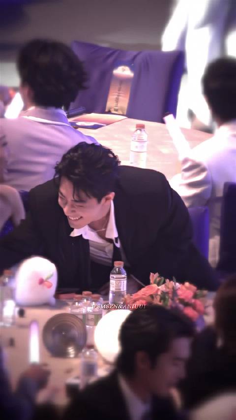 肖战与成龙互让玩偶亮相2025湾区升明月