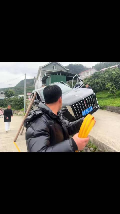 这台红旗，是真的惊动了全村！