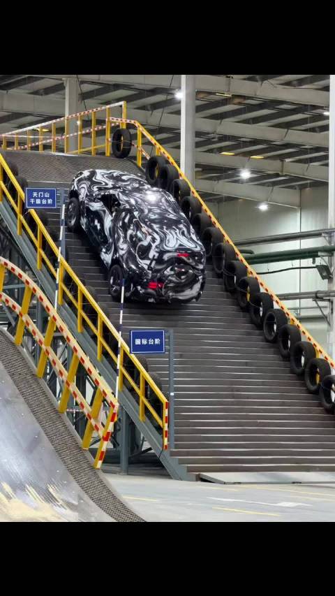 比亚迪厂内搭建天门山台阶测试仰望U8