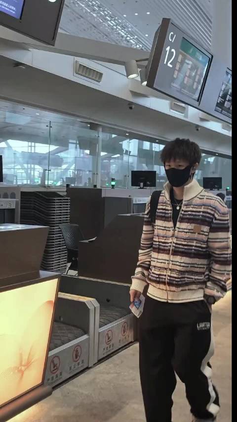 国乒潮男林高远最新机场出发图 这身材比例太好了 元宵节快乐，起落平安哦！