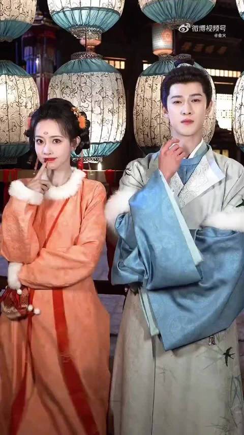 元宵节跳起撒娇舞，两个萌物同框，可爱翻倍