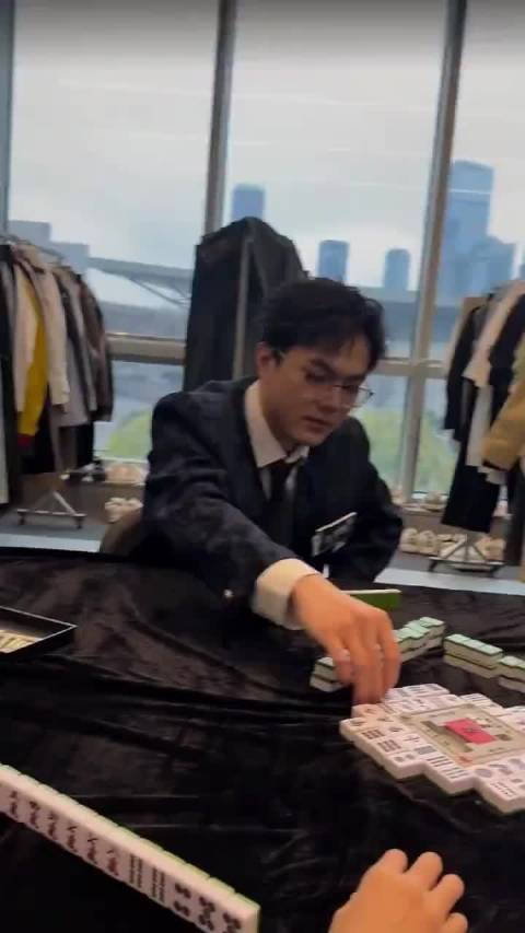 白宇鹏石明鑫打麻将引热议，学霸算牌成焦点