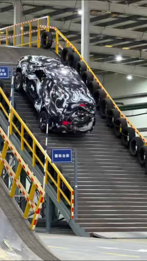 比亚迪厂房复刻天门山天梯，仰望U8越野技术3月5日发布