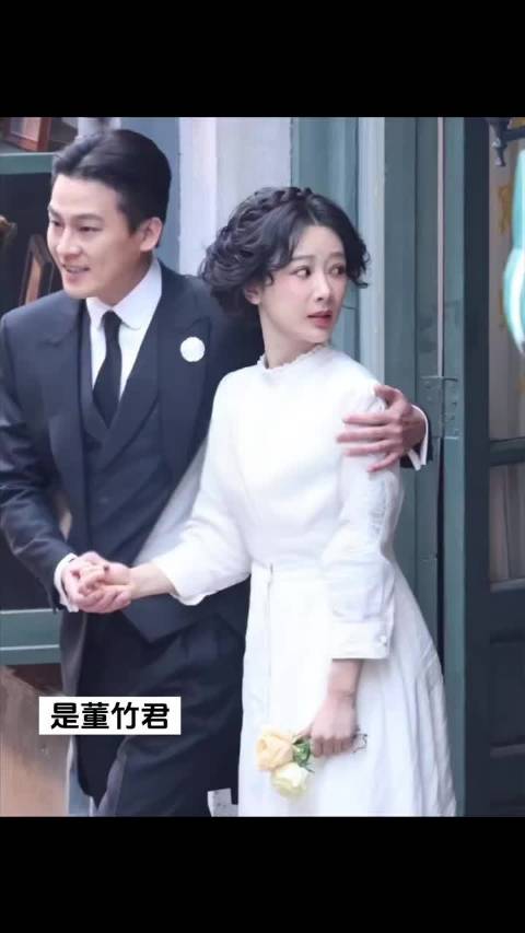 杨紫欧豪玉兰花开君再来的路透，民国造型杨幂卷发盘发，欧豪中分！好民国