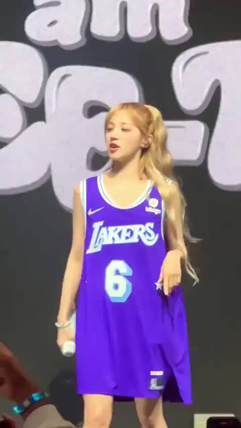 雨琦穿詹姆斯的球衣真的很可爱啊！