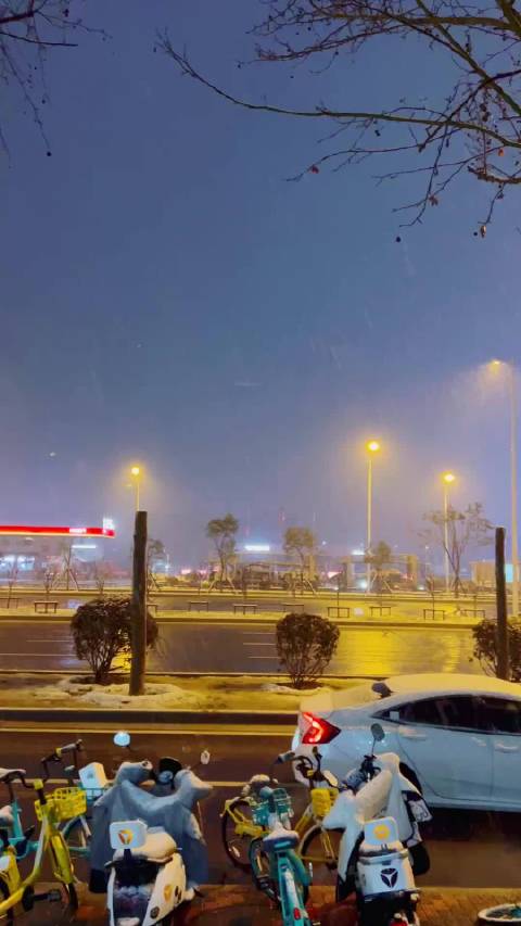 世界油阀关闭引发油价或涨超70%，错峰加油、改用新能源车成应对策略