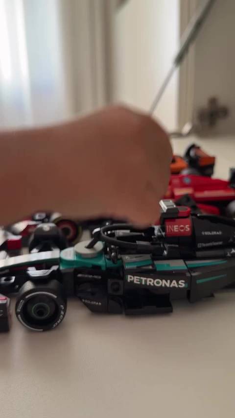 Helena观看F1赛事，关注梅奔W15与法拉利SF24