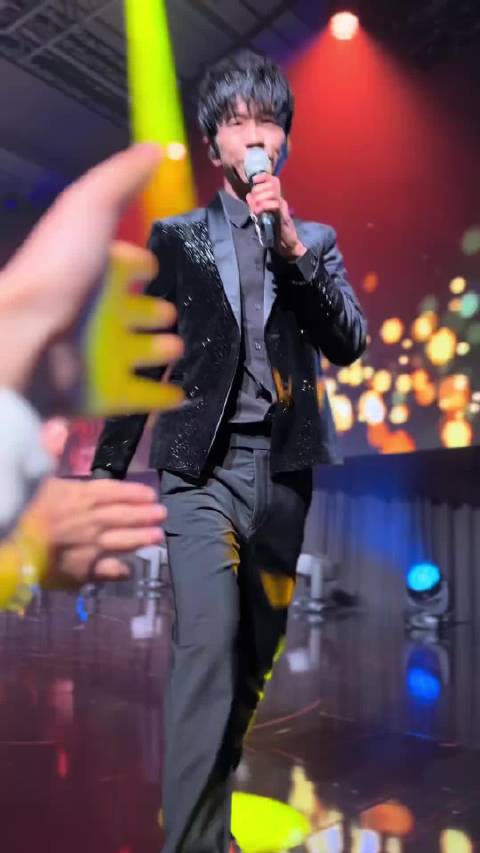 女子与光良握手时顺走其戒指