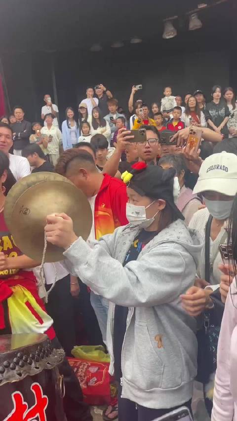 全红婵在迈合村敲铜锣，玩的超开心