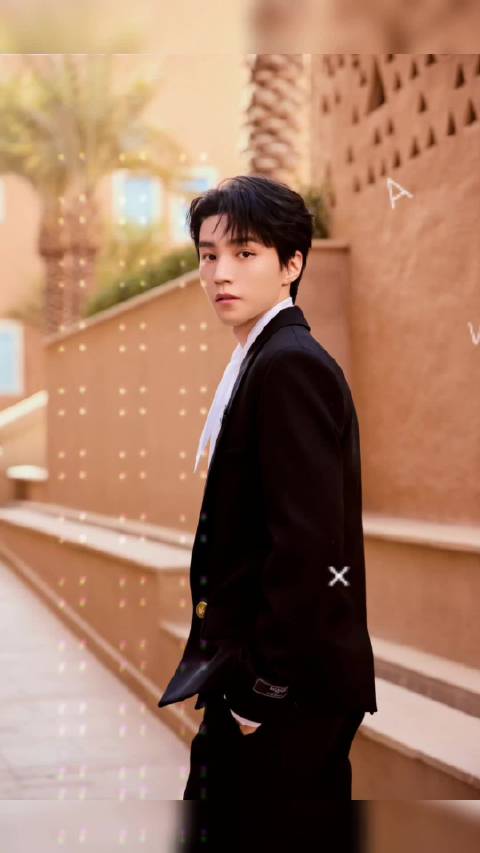 王俊凯晒墨尔本碎片，与周杰伦合照引热议