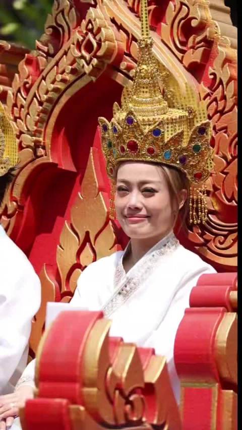 容祖儿民族风造型撞脸无语佛，花车巡游气场全开