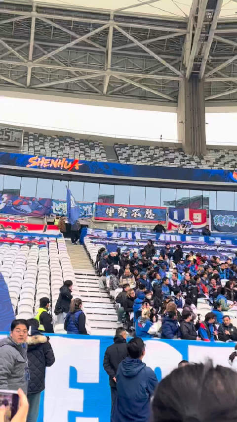 代表申花精神领袖的3面旗帜，从球迷手中传递到了球队的手中