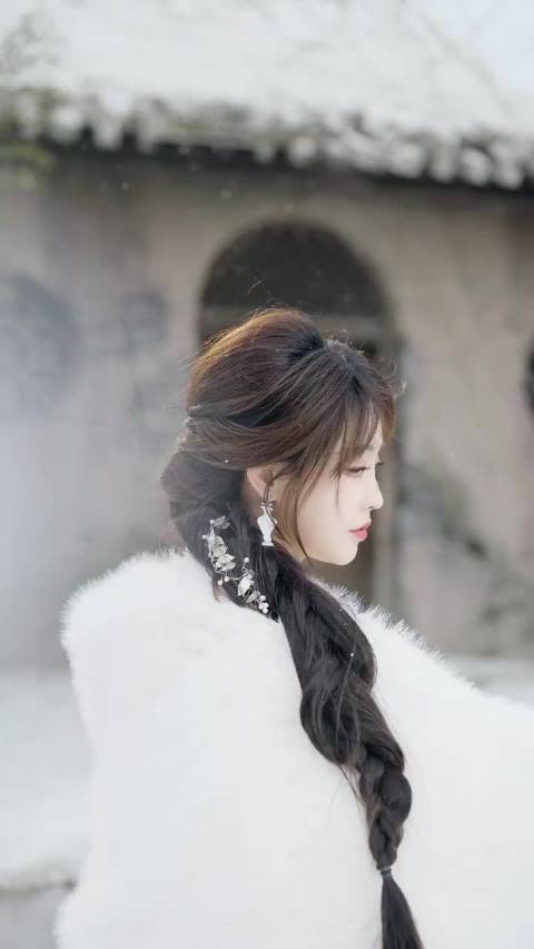 巴掌小脸配精致五官，清冷中带着楚楚动人——这就是从古风画里走出来的仙女吧