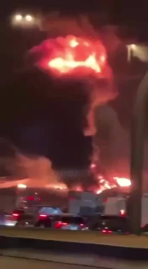 沙特灯塔大使馆遭无人机袭击引发火灾