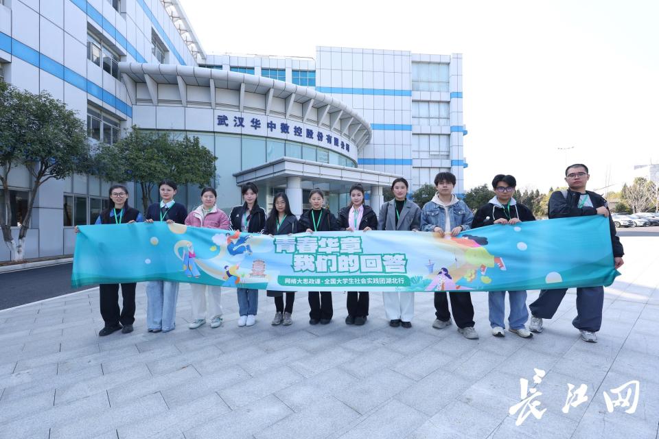 数控机床正在加工哪吒模型······全国大学生社会实践团调研华中数控