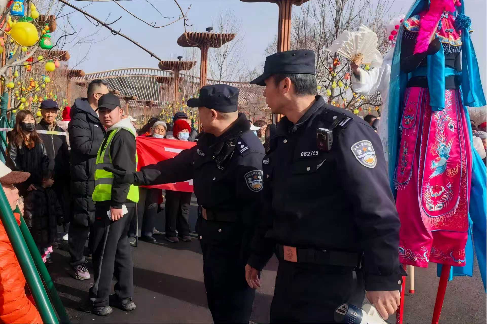 民警引導觀眾文明觀演，及時疏導密集人流，提醒市民注意腳下安全。延慶警方供圖