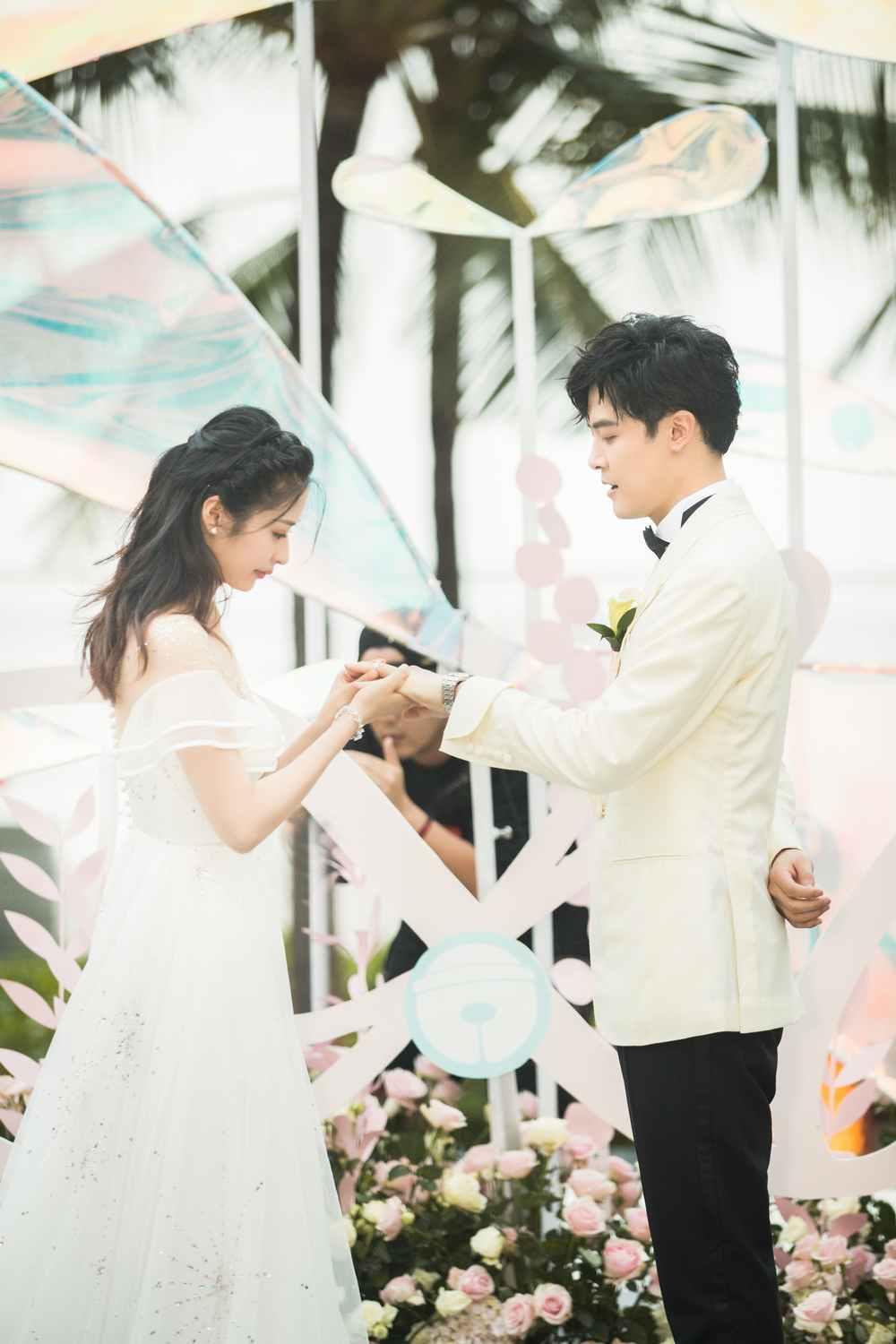 付辛博婚礼深情拥吻颖儿:这辈子都给你捂脚