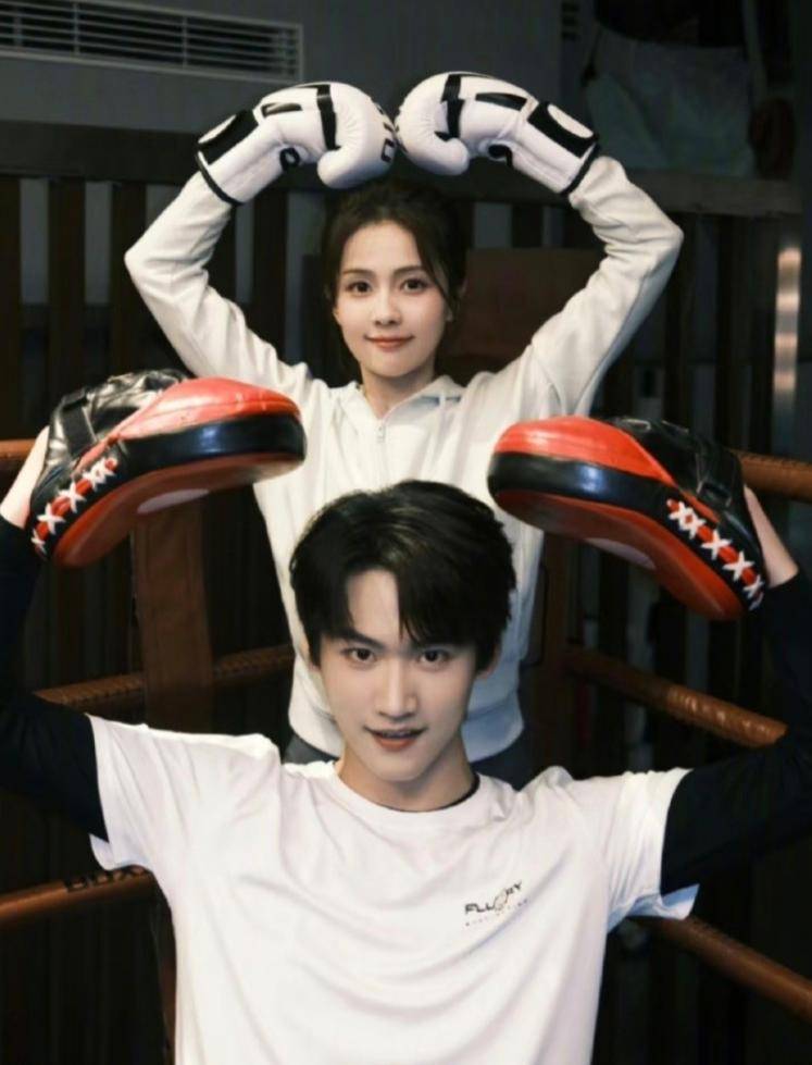 原来他们是亲兄弟,哥哥演短剧霸总,弟弟演长剧男主,颜值差别大