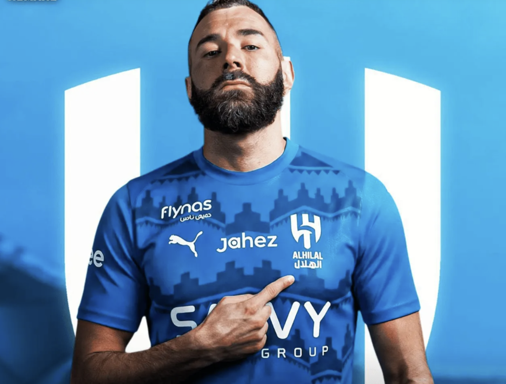 官宣!38岁本泽马加盟利雅得新月+签约1年半 C罗罢赛抗议遭到无视_新闻