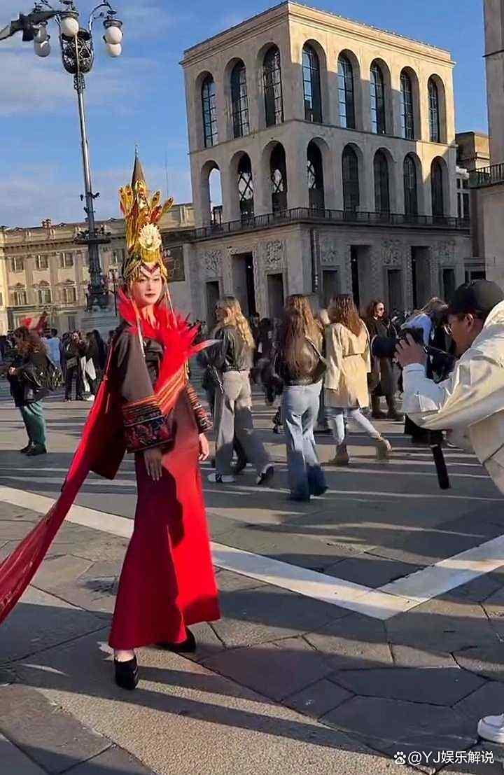 米兰街头的东方焦点!蓝盈莹一身非遗凤凰装,气场直接拉满