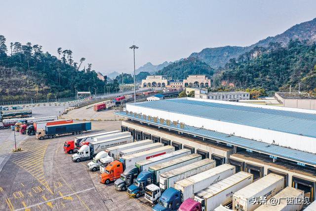   在广西凭祥友谊关口岸冷链查验平台，装有来自东盟国家水果的货车等待查验通关。新华社记者曹祎铭摄