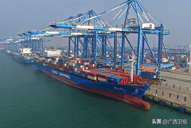   2025年12月30日，广西北部湾港在进行第1000万个标箱吊装。新华社记者 周华 摄