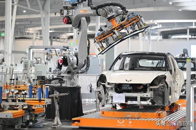   在广西柳州，上汽通用五菱“岛式”精益智造工厂里忙碌的自动化生产线。新华社发 黎寒池 摄