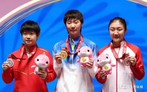 王曼昱、孙颖莎和陈梦的合影里藏着一个有趣的细节