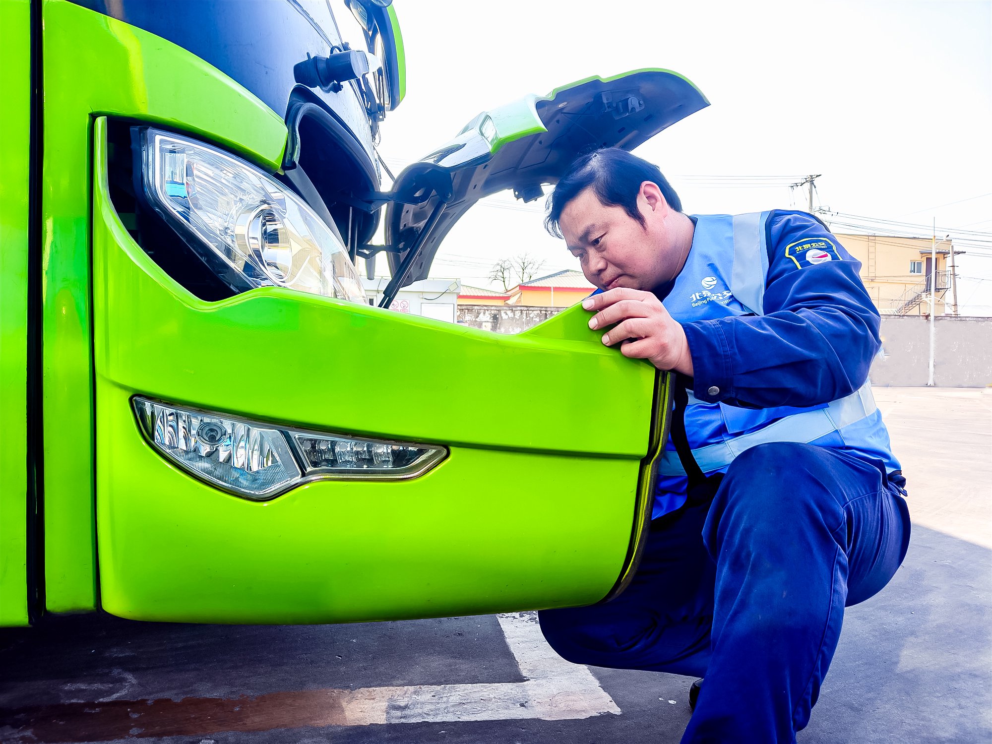 北京公交集團保修分公司工作人員檢修車輛。受訪者供圖