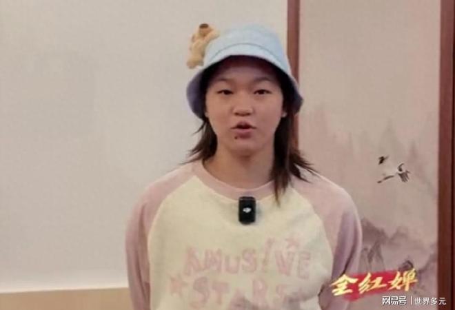 全红婵回老家过年贴春联，被奶奶心疼握手，妈妈回应女儿退役计划