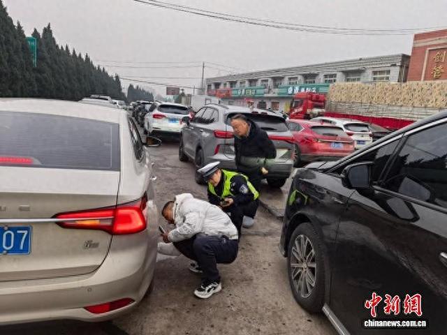 勘查定损。 高速交警供图