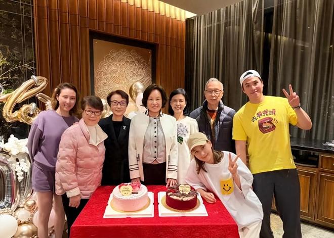 赌王三太72岁生日，女儿何超莲晒全家福合照，女婿窦骁缺席