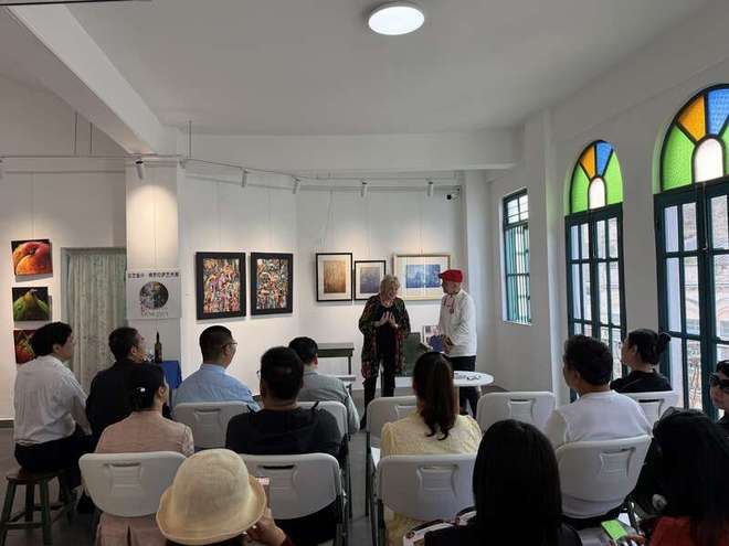 海口骑楼老街举办文艺复兴主题艺术展