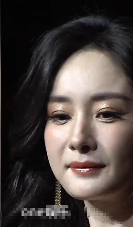 杨幂参加国外活动，窘迫陪笑试图拒绝采访，不停擦汗的肖战很惬意