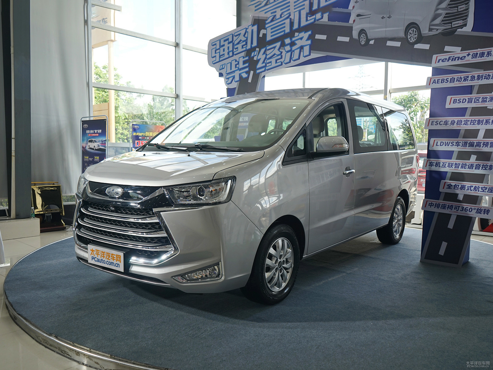 瑞风M4和别克GL8配置、空间和价格的全方位对比