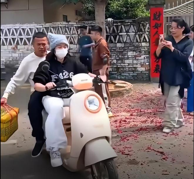 全红婵回老家过年曝光！贴春联骑车载老爸，全妈回应婵宝退役计划