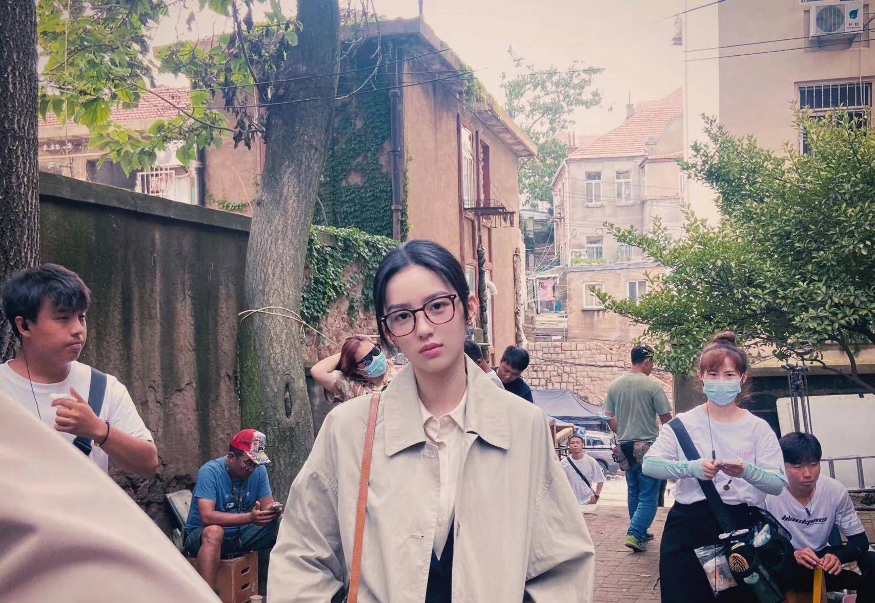 周也解锁的新造型,戴着墨镜,神态颇有几分刘亦菲小时候的性格