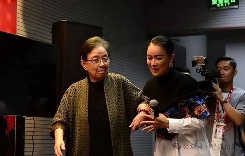 90岁谷建芬罕见露面,杵拐杖与众弟子聚会,毛阿敏蔡国庆都去了,那英却没去