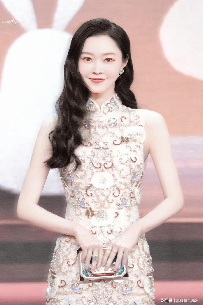 宋轶鎏金旗袍担任央视中秋晚会主持