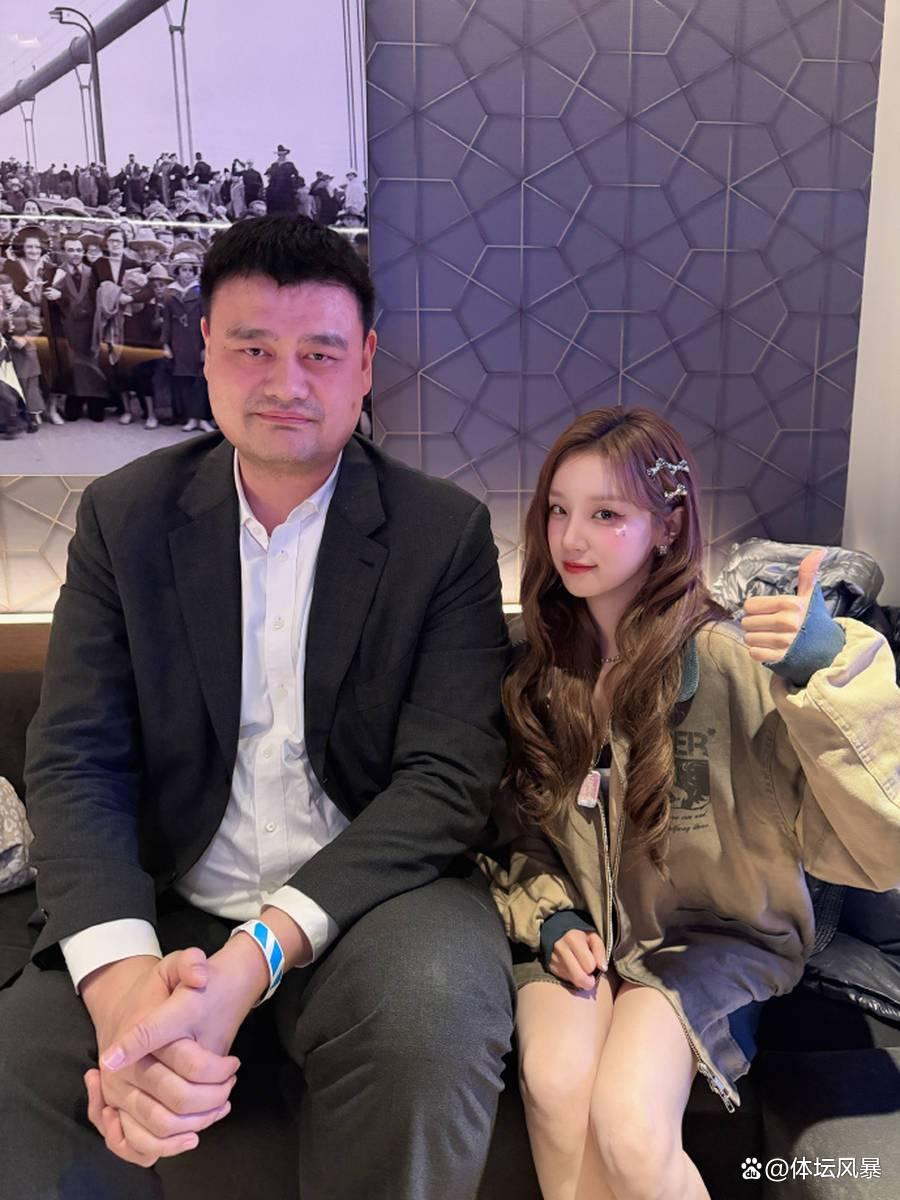 宋雨琦与大姚合影,获塔图姆亲签,遗憾未与詹姆斯合影!