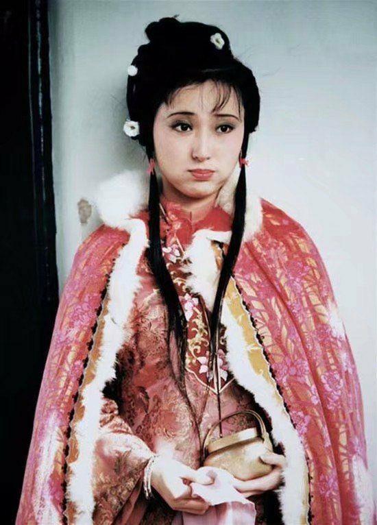 红楼梦：黛玉穿红，宝钗着青，宝玉和宝琴竟配了鸳鸯