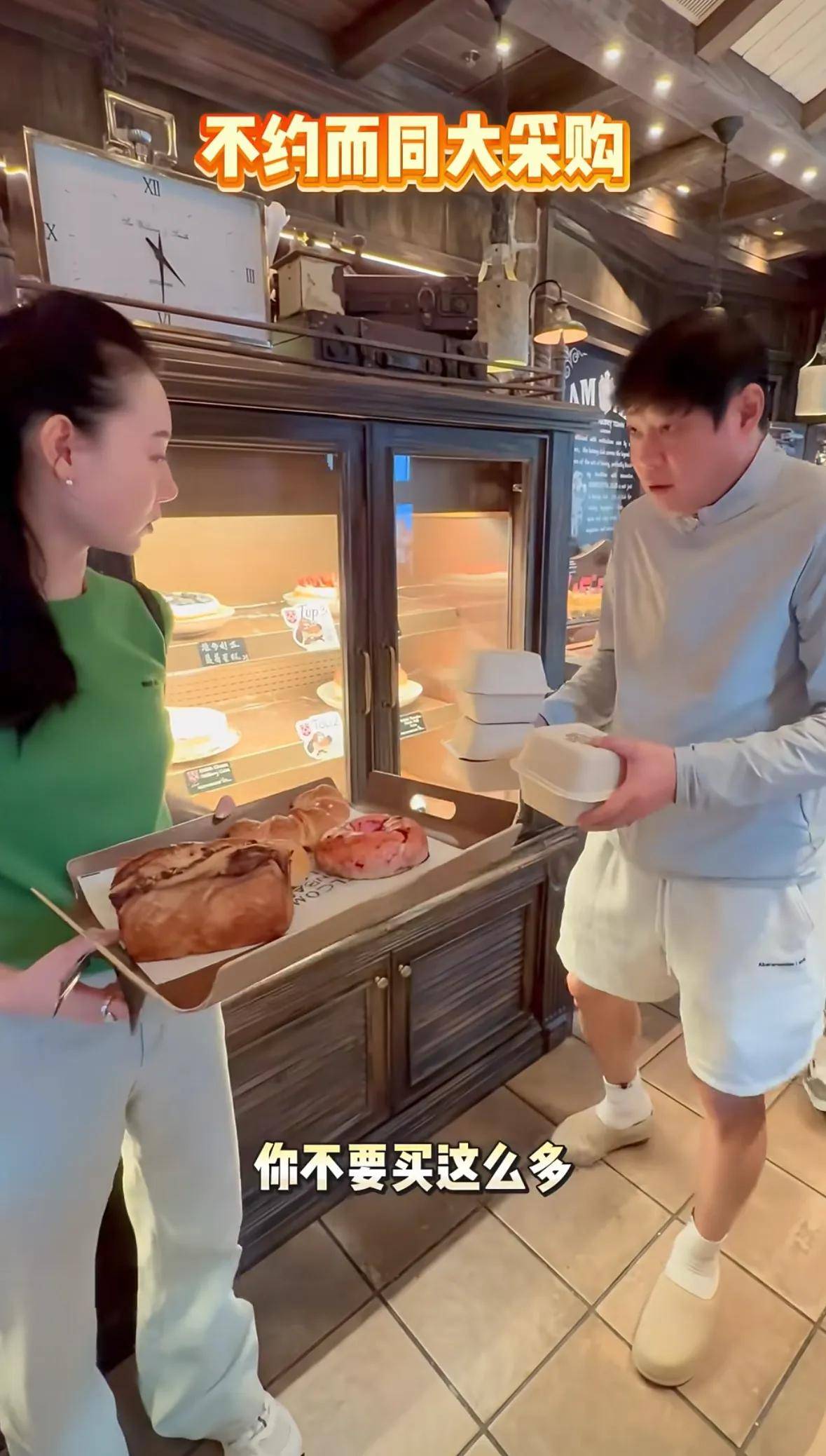 范志毅夫妇逛街被认错，老婆高挑又漂亮，大17岁的他秒变妻管严