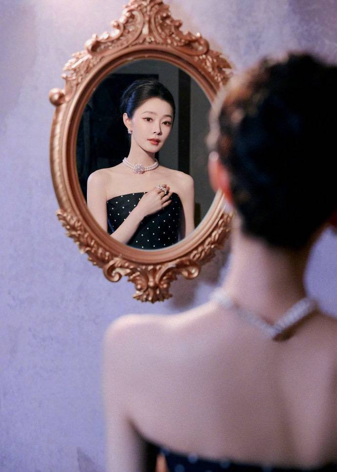 黑色波点抹胸礼服加身,宋轶化身晚会焦点,贵族气质尽显无遗