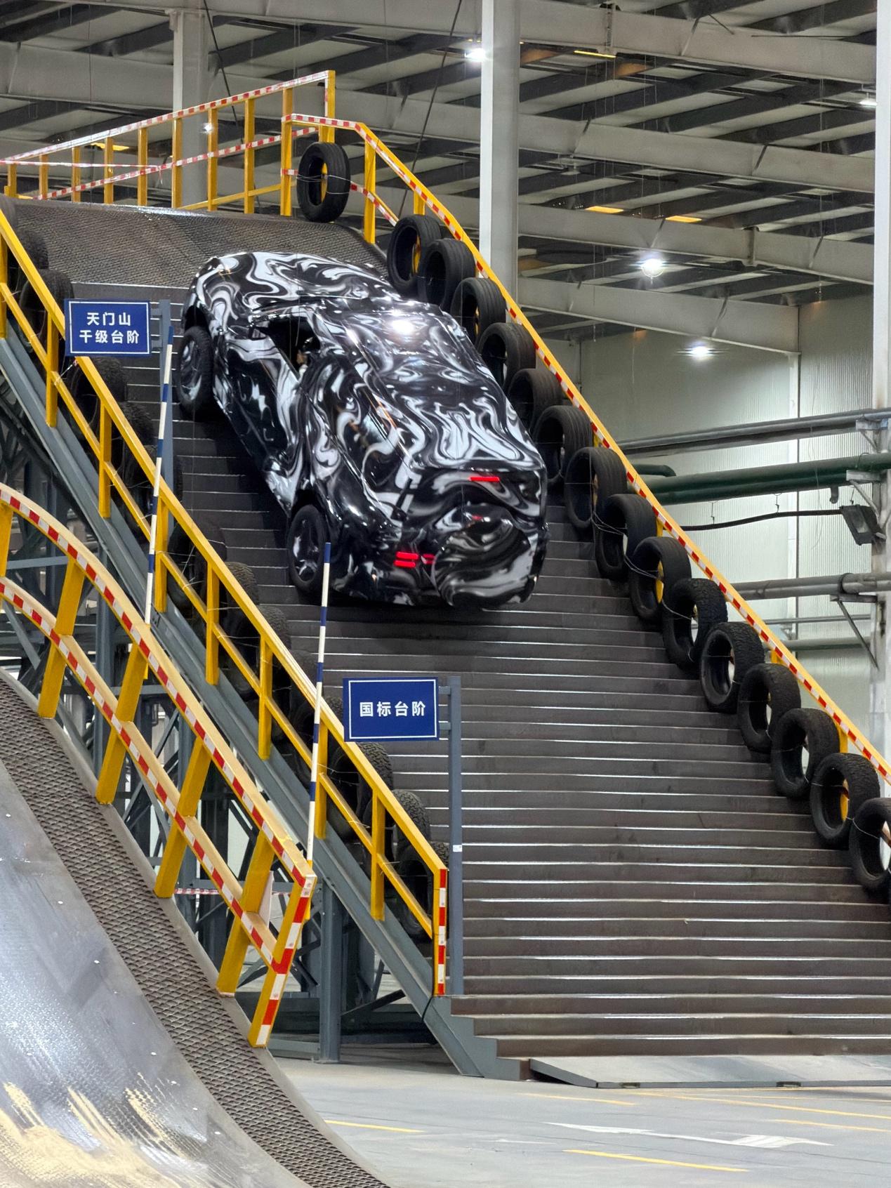 比亚迪把天门山天梯“搬进”了厂房?这段神秘视频信息量巨大