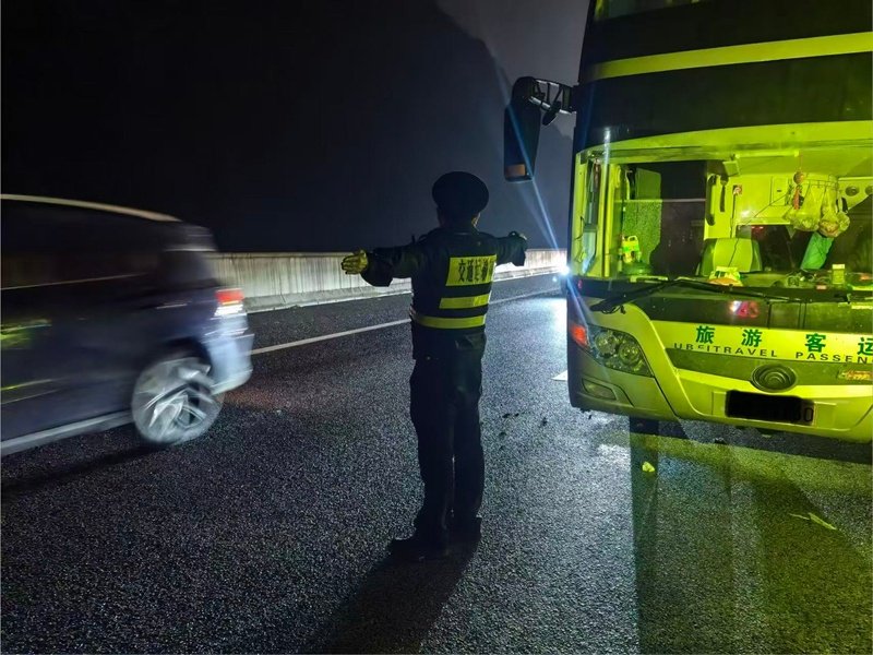 高速客车突发故障 执法人员暖心处置护通途