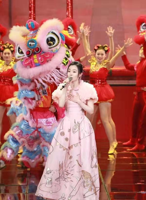 宋轶参加元宵晚会,一身金粉福虎旗袍,韵味十足