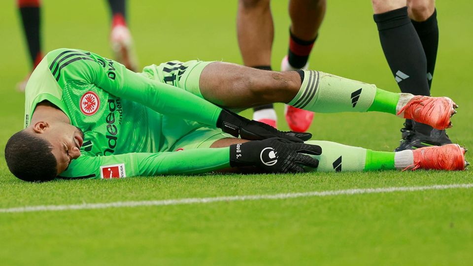法兰克福门将开场仅17秒就受伤,第5分钟被替换下场
