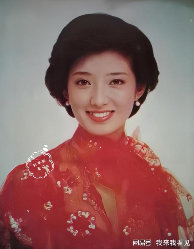 山口百惠的第四套结婚礼服，红彤彤亮闪闪，穿上很像赵雅芝