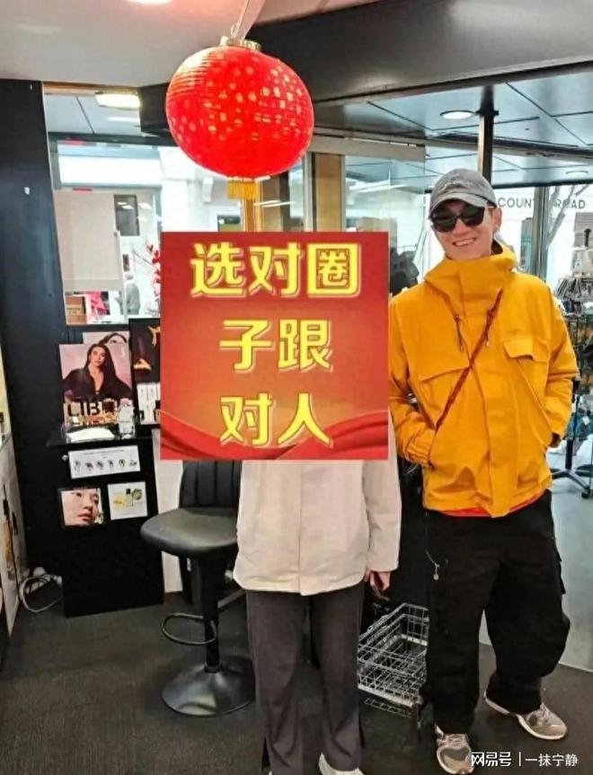 林更新新西兰被偶遇，身高186衣架子身材路人镜头下帅气逼人