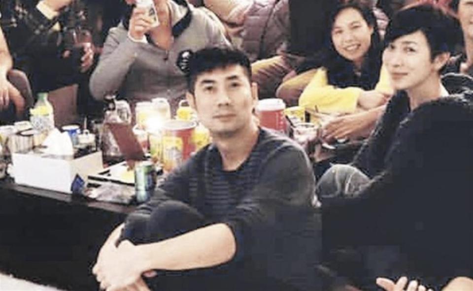 佘诗曼陪家人出国旅游,45岁弟弟罕露脸有型有款,姐弟俩长得不像